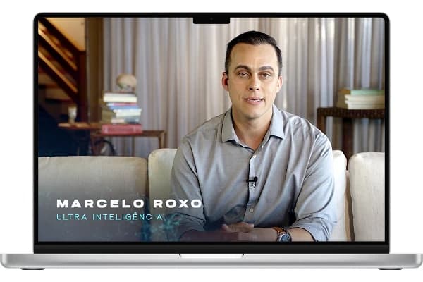 Programa Ultra Inteligência aberto em um notebook